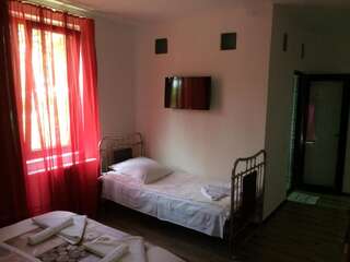 Отели типа «постель и завтрак» Villa PorTina Амбролаури Трехместный номер «Комфорт» с душем-4